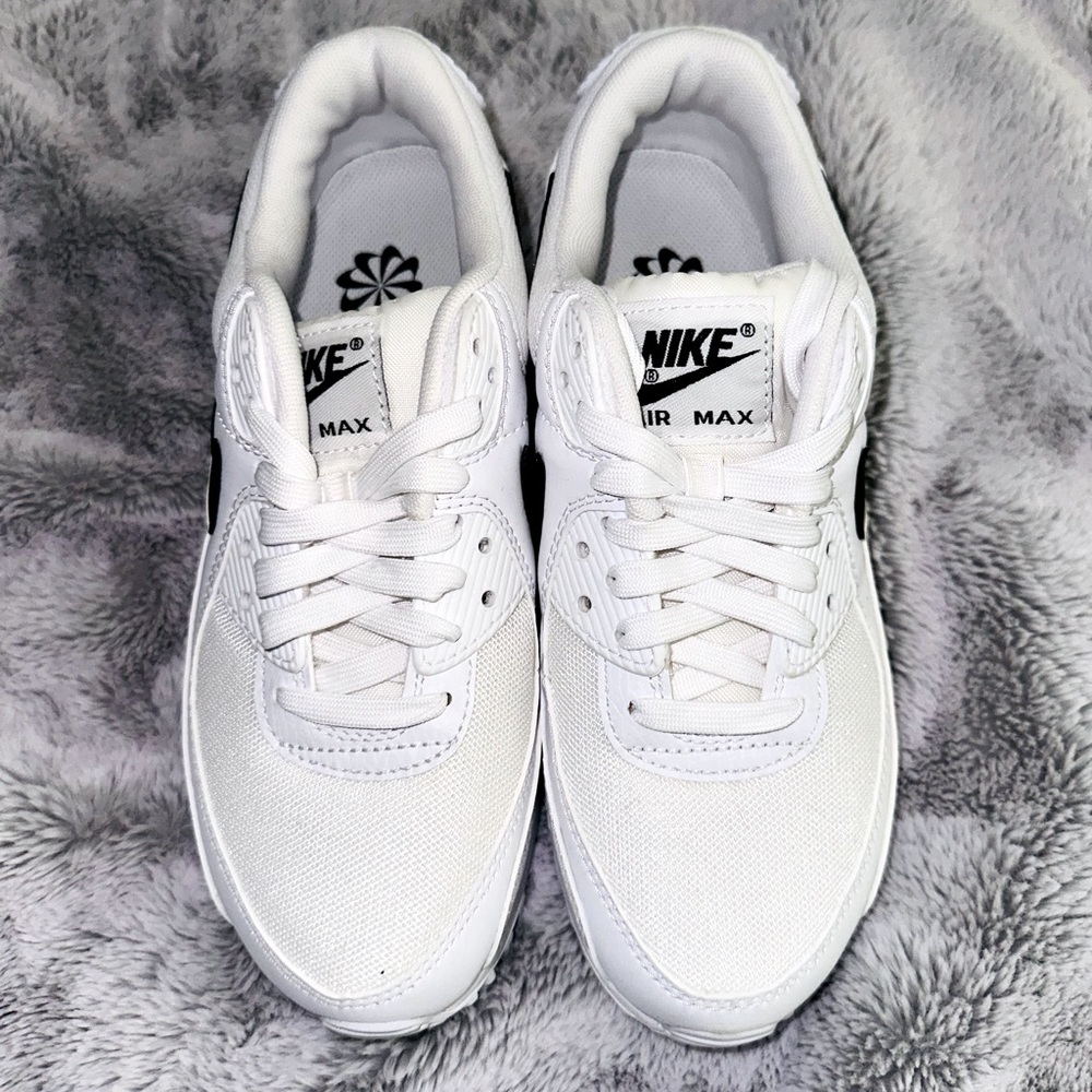 Women’s Nike AirMax 90 size 6